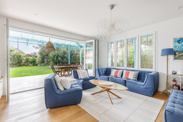 Mise en lumière d’un savoir-faire : reportage photo d’une villa néo-soulacaise rénovée par ATULAM