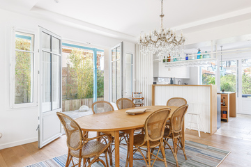 Mise en lumière d’un savoir-faire : reportage photo d’une villa néo-soulacaise rénovée par ATULAM